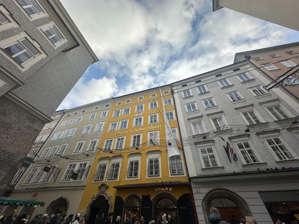 Blick auf das Geburtshaus von Mozart in der Getreidegasse in der Salzburger Altstadt. (Archivbild) - Foto: Gregor Tholl/dpa