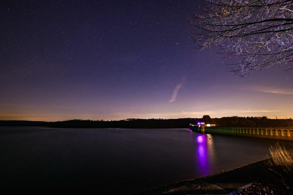 Winterlich klare Schönheit über dem Möhnesee - Foto: Christoph Reichwein/dpa