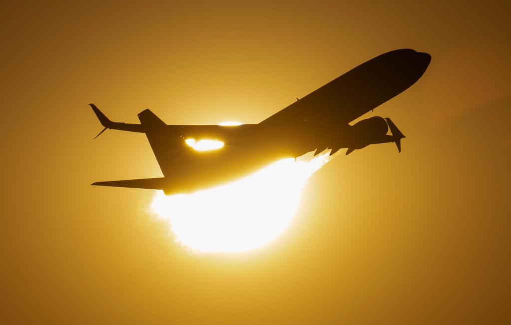 Mehr Flugreisende als im Vorjahressommer - aber das Vor-Corona-Niveau ist noch nicht erreicht. (Symbolbild) - Foto: Boris Roessler/dpa