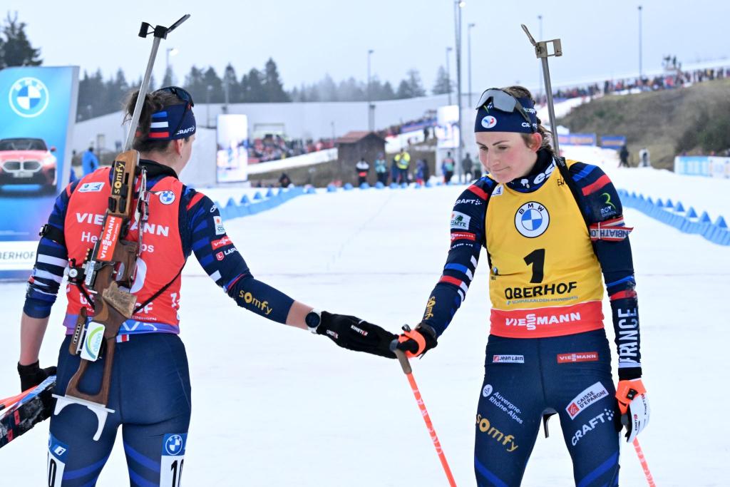 Eiszeit: Julia Simon und Justine Braisaz-Bouchet (r) beschränken ihren Kontakt auf ein Minimum. (Archivbild) - Foto: Martin Schutt/dpa