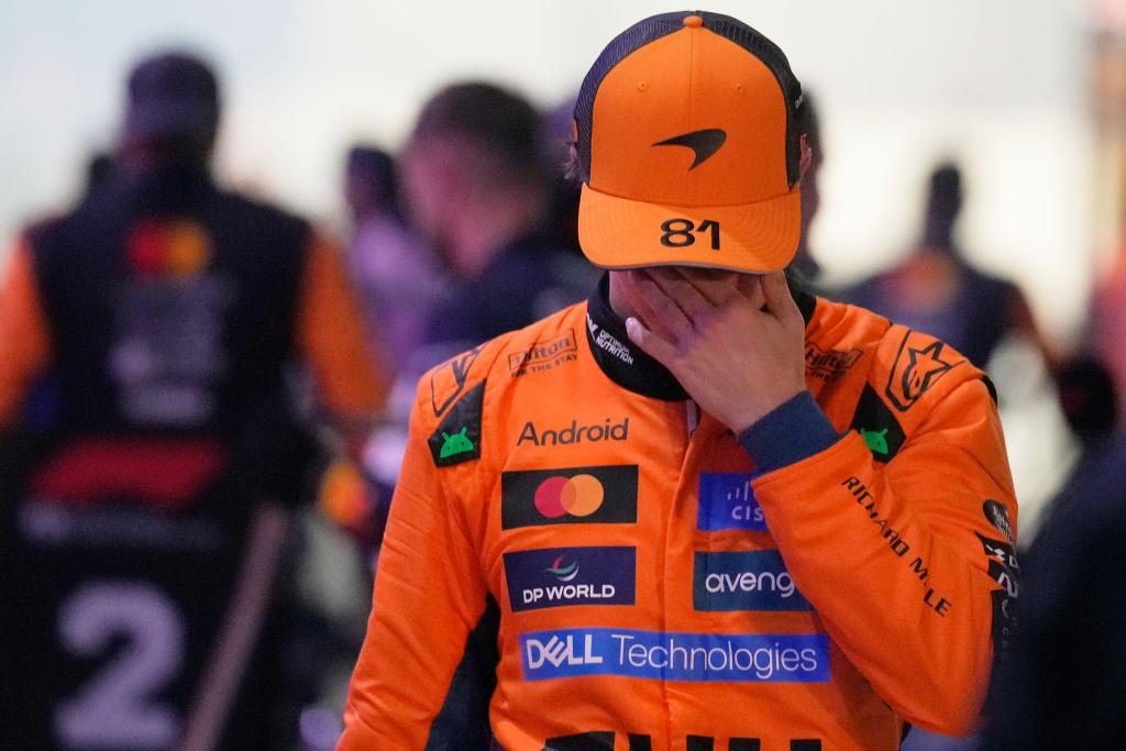 Sinnbildlich für McLaren nach dem Rennen in Katar: Ein sprachloser Oscar Piastri. - Foto: Darko Bandic/AP/dpa