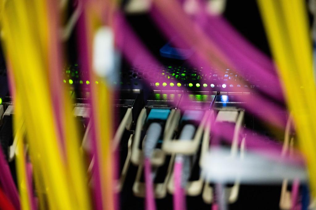 Blick aus einem Rechenzentrum - die Datenmassen steigen rasant im Internetzeitalter. (Symbolbild) - Foto: Marijan Murat/dpa