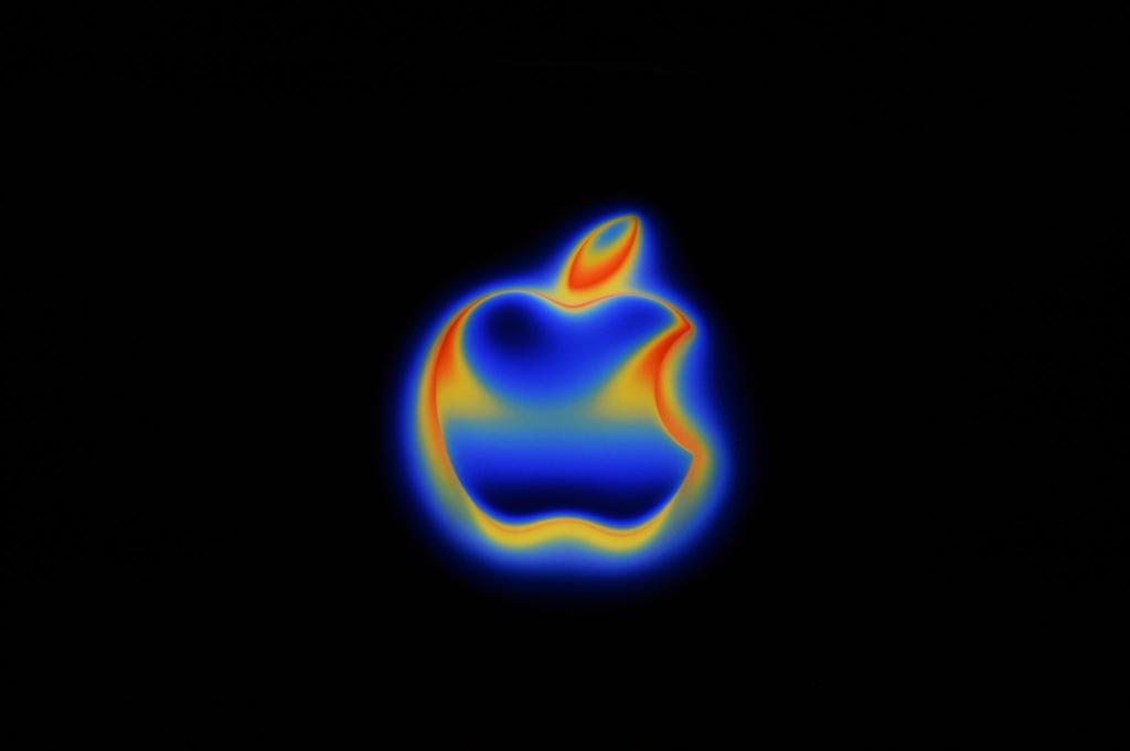 Apple versprach eine mit KI verbesserte Siri-Version, die auf sich warten lässt. - Foto: Andrej Sokolow/dpa