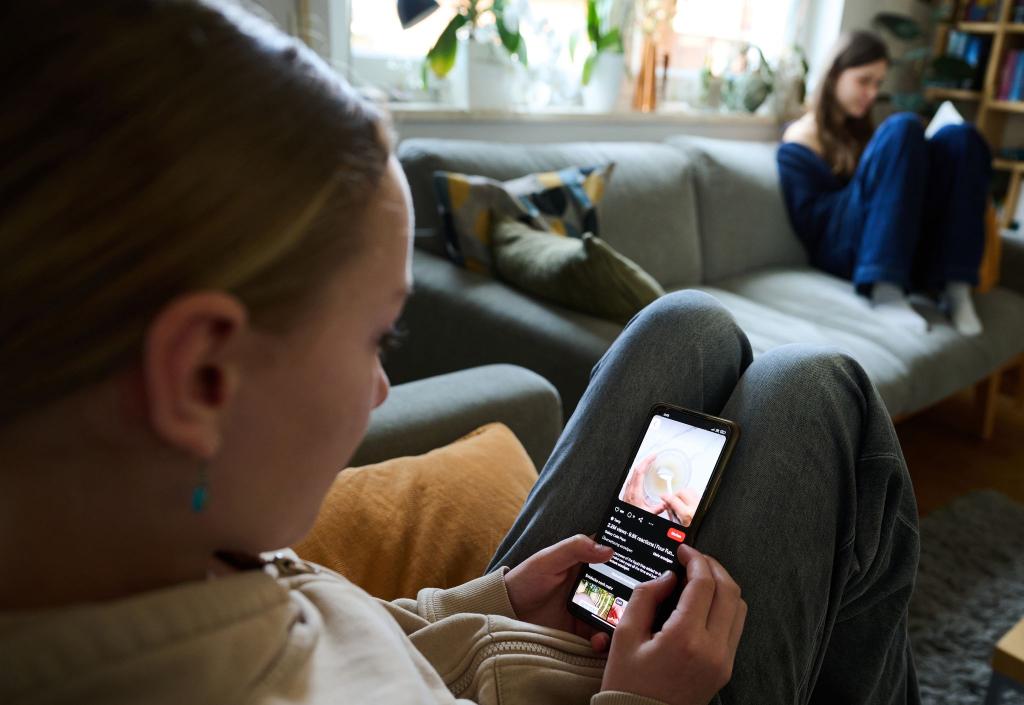 Einem an das Geblinker sozialer Medien gewöhnten Gehirn kann es schwerfallen, ausdauernd zu lesen. (Archivbild) - Foto: Annette Riedl/dpa