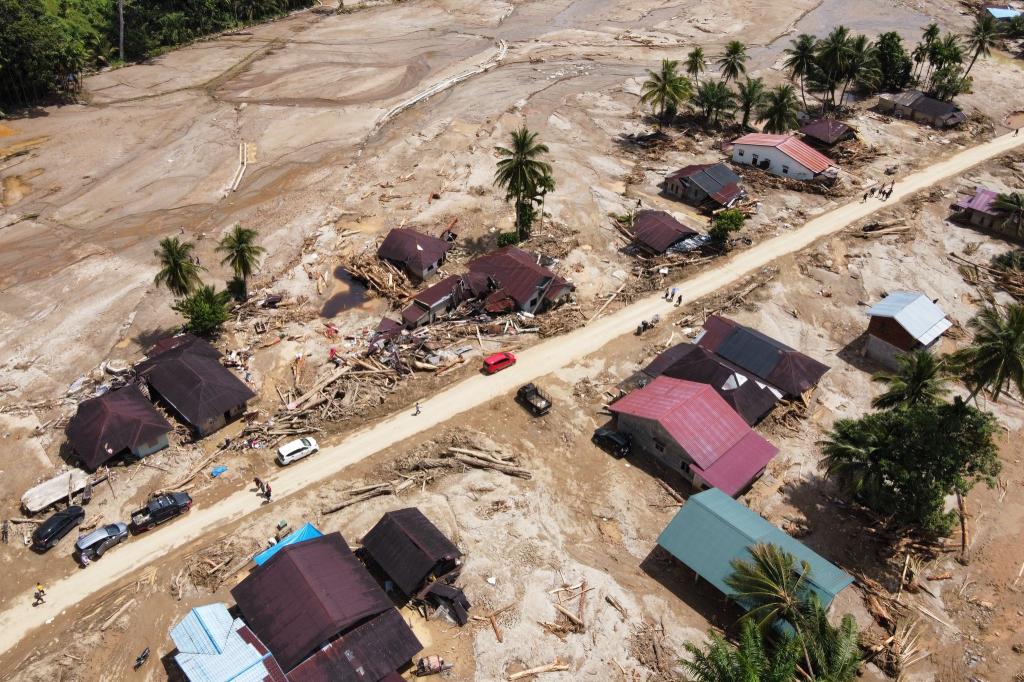Viele Dörfer sind in den Schlammassen versunken. - Foto: Binsar Bakkara/AP/dpa