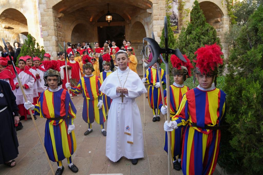 Kinder in Papst- und Gardistenkostümen erwarten Leo XIV. im De la Croix Krankenhaus im Libanon - Foto: Domenico Stinellis/AP/dpa