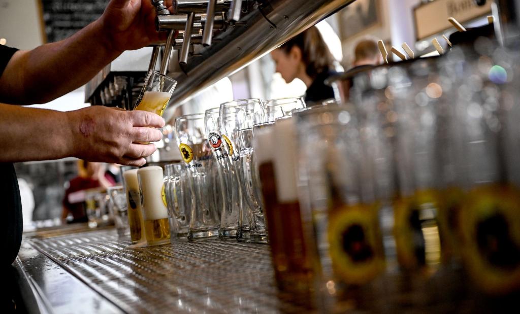 Die Gastronomie sieht sich von der Mindestlohnerhöhung besonders betroffen. (Archivbild) - Foto: Britta Pedersen/dpa