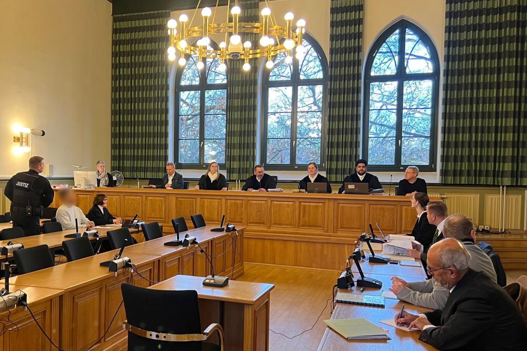 Der angeklagte Häftling ließ über seine Verteidigerin erklären, dass er sich zu einem späteren Zeitpunkt im Landgericht Stendal äußern wird. Er soll seine Ehefrau während eines Besuchs in einer sogenannten Liebeszelle in der Justizvollzugsanstalt Burg erwürgt haben. - Foto: Christopher Kissmann/dpa