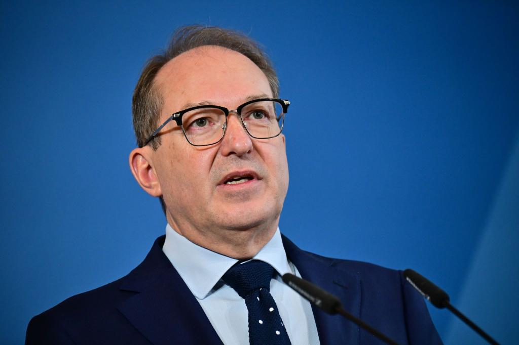 Innenminister Dobrindt will die Flughäfen in Deutschland besser vor Störungen durch Drohnen schützen. (Archivbild) - Foto: Sebastian Christoph Gollnow/dpa