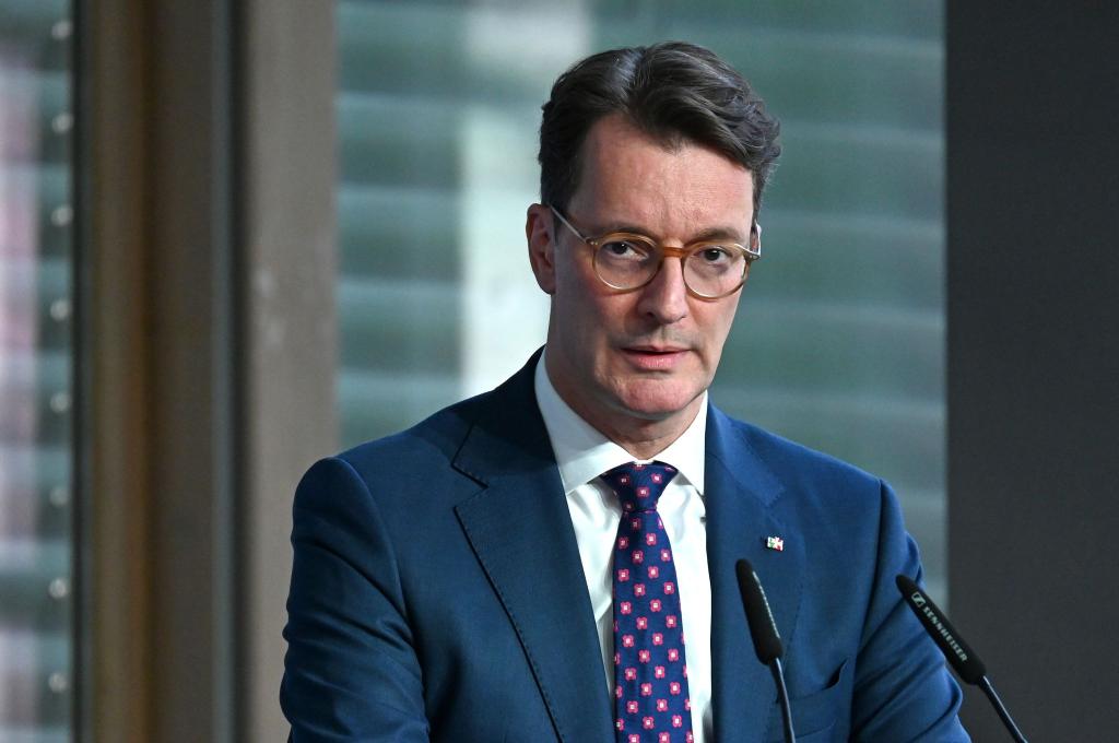 Hendrik Wüst hat über das angepasste Bewerbungskonzept informiert. - Foto: Elisa Schu/dpa