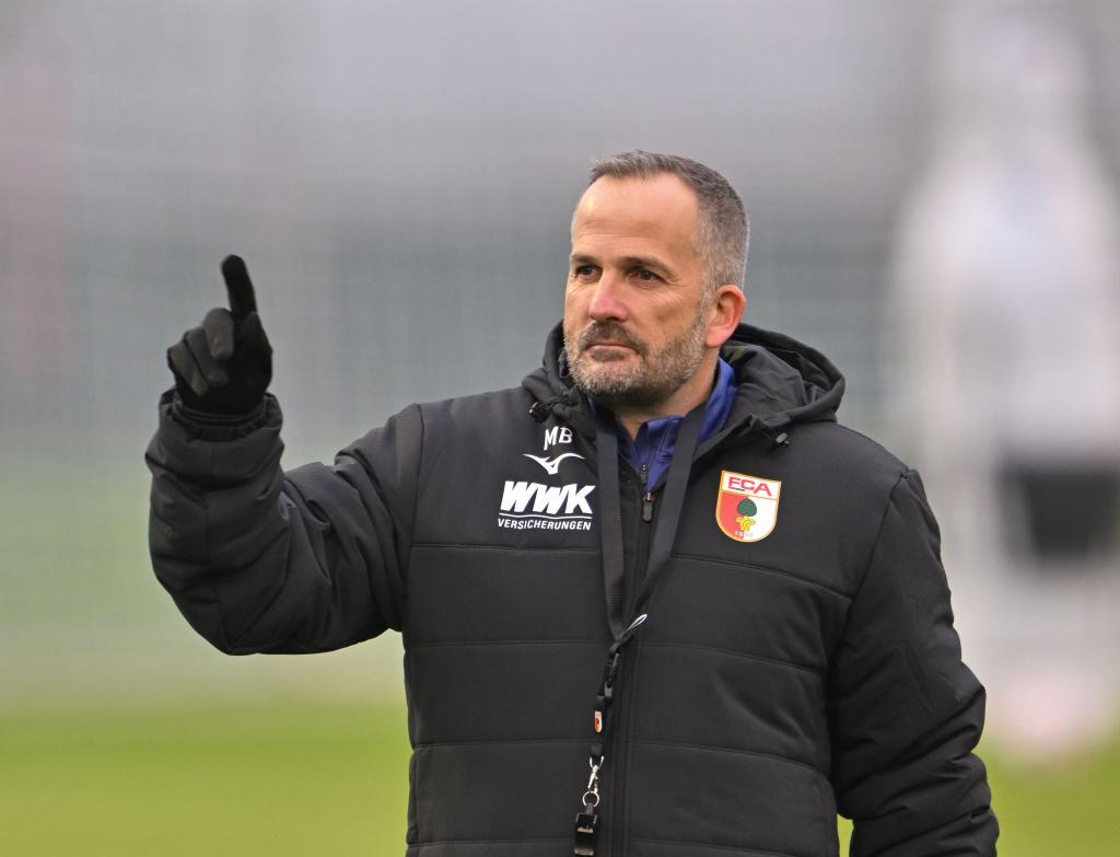 Manuel Baum leitet seine erste Trainingseinheit als Interimscoach in Augsburg. - Foto: Peter Kneffel/dpa