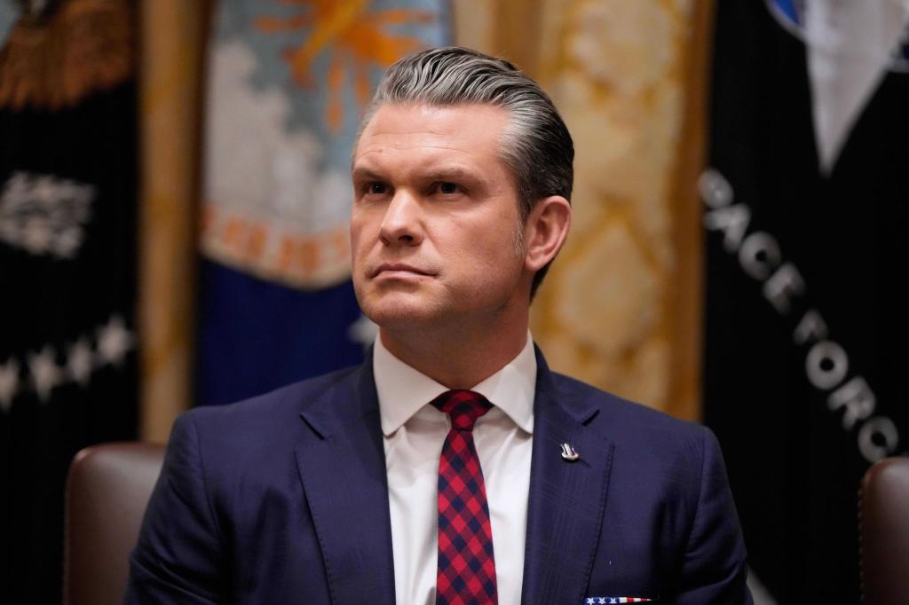 US-Verteidigungsminister Pete Hegseth kündigt weitere Angriffe an - Foto: Julia Demaree Nikhinson/AP/dpa