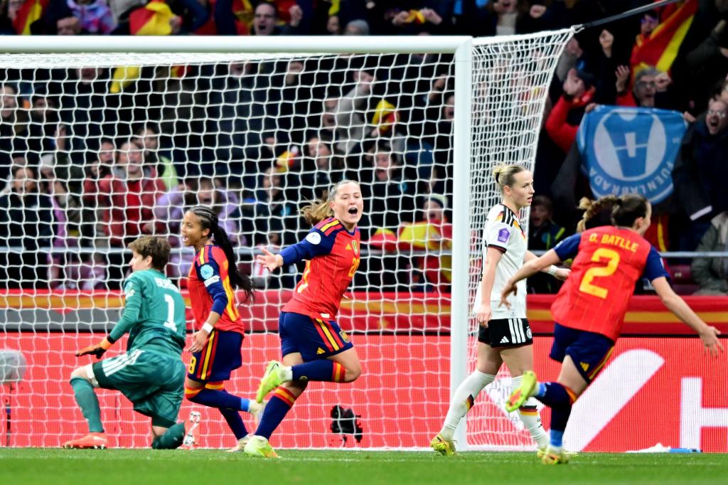 Klare Verhältnisse in Madrid: Doppeltorschützin Pina darf jubeln, Torhüterin Berger ist geschlagen. - Foto: Sebastian Christoph Gollnow/dpa