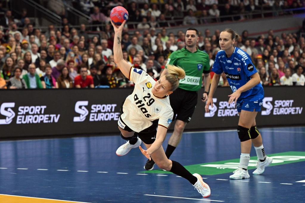 Kapitänin Antje Döll geht in jedem Spiel voran. - Foto: Federico Gambarini/dpa