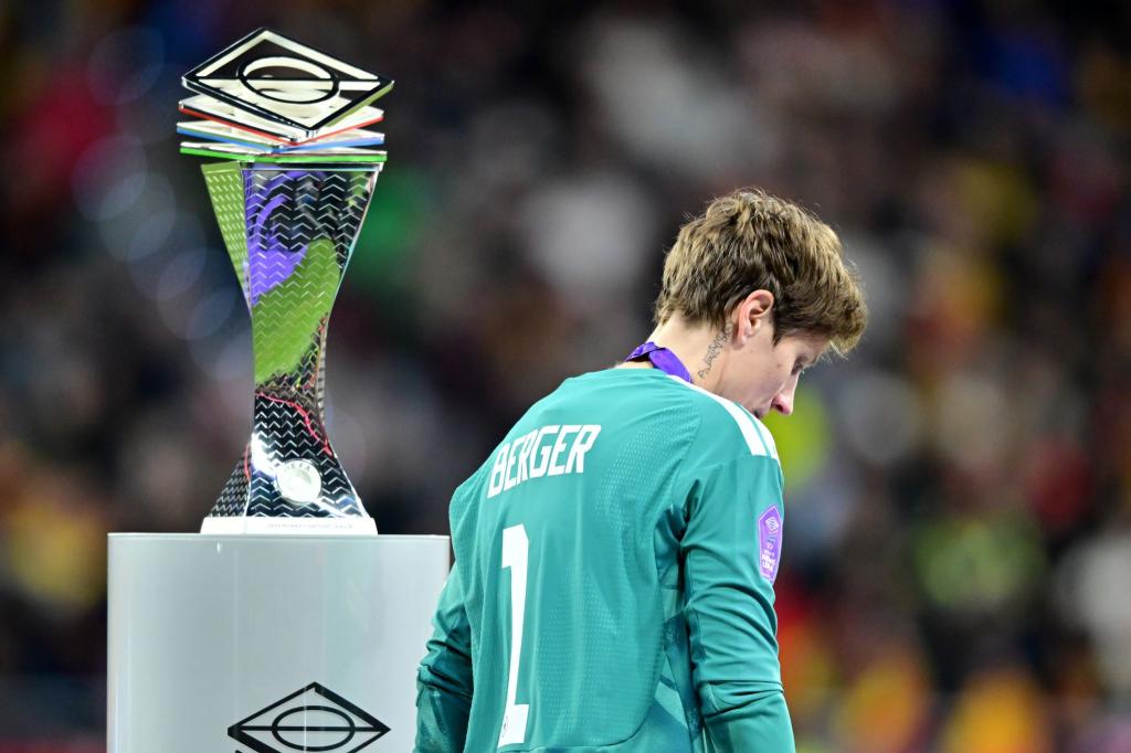 Die Entscheidung naht, ob es in der Nationalelf mit Torhüterin Berger weitergeht. - Foto: Sebastian Christoph Gollnow/dpa