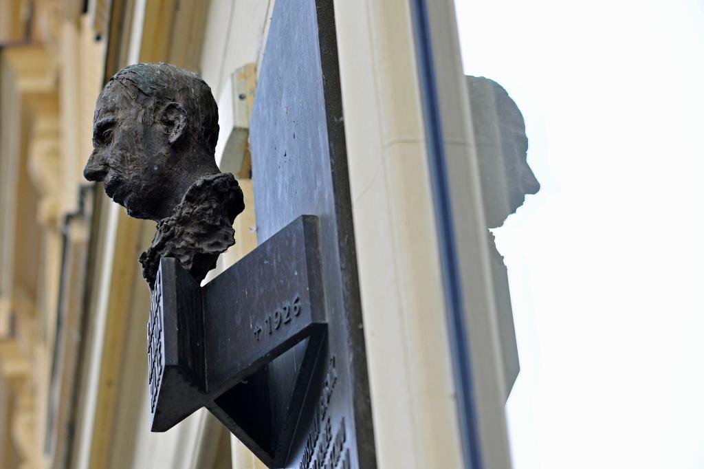 In Prag erinnert eine Büste an den Schriftsteller Rainer Maria Rilke (1875-1926). Hier besuchte er die Volksschule. - Foto: Michael Heitmann/dpa