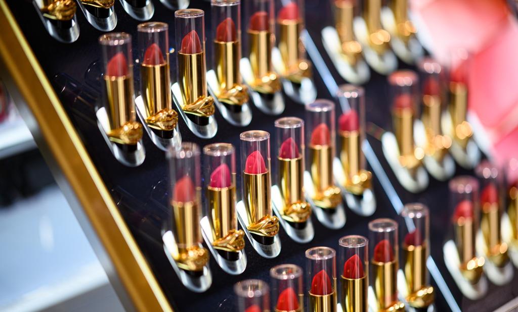 18 Milliarden Euro haben die Menschen in Deutschland im laufenden Jahr für Schönheitspflegeprodukte aus heimischer Produktion ausgegeben - 6,3 Prozent mehr als ein Jahr zuvor. (Symbolbild) - Foto: Daniel Reinhardt/dpa