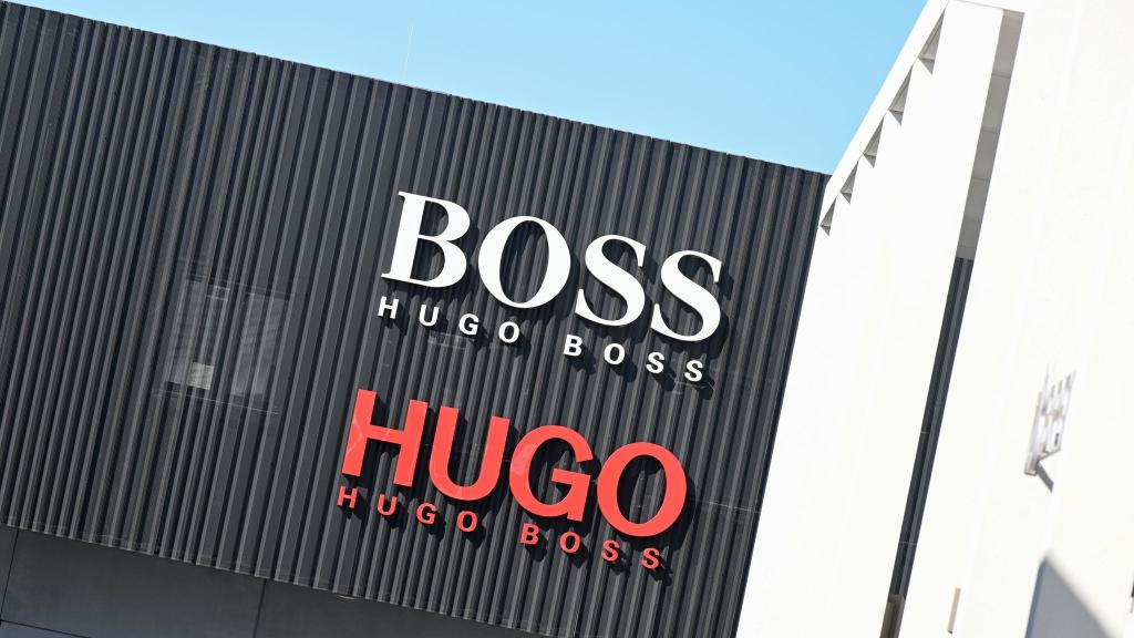 Der Modekonzern Hugo Boss rechnet für 2026 mit einem Umsatzrückgang. Erst ab dem Jahr 2027 sollen sich die Zahlen wieder verbessern. (Archivbild) - Foto: Bernd Weißbrod/dpa