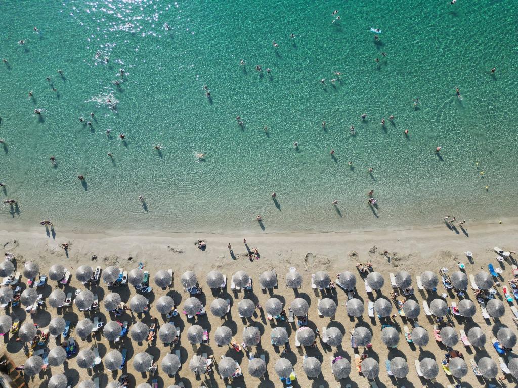 Beliebtes Sommerziel: In den Tui-Buchungen für das kommende Jahr liegt Griechenland weit vorn. (Archivbild) - Foto: Thanassis Stavrakis/AP/dpa