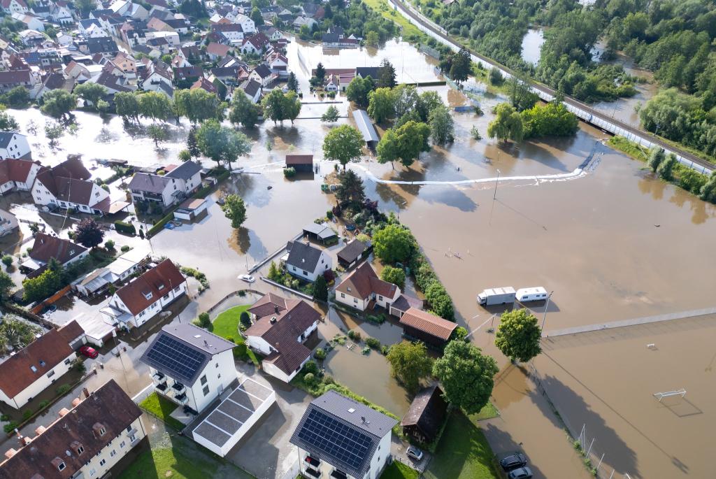 Die überflutete bayerische Ortschaft Reichertshofen im Juni 2024. Das Risiko von Überschwemmungen in Deutschland ist gestiegen. (Archivbild) - Foto: Sven Hoppe/dpa