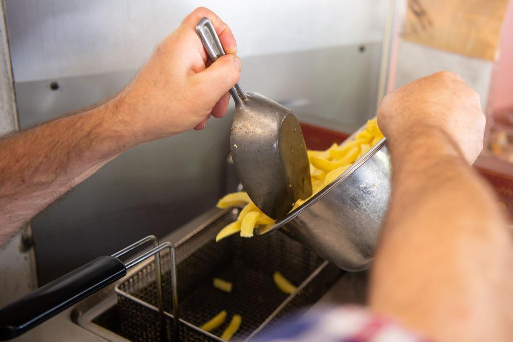 Altes Fett und Öl etwa aus Fritteusen der Gastronomie ist ein begehrtes Diebesgut. (Archivbild) - Foto: Sebastian Gollnow/dpa