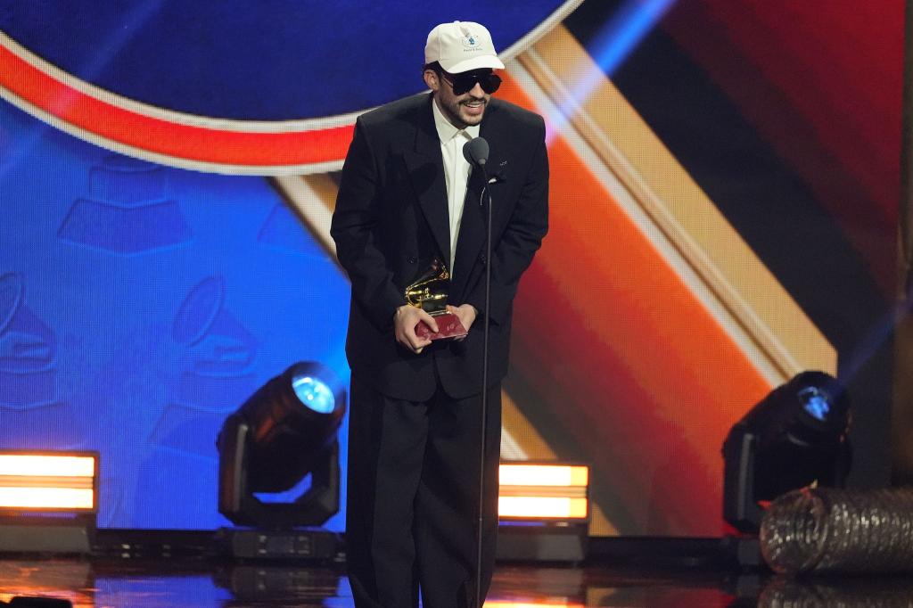 Bad Bunny nimmt den Preis für das beste Urban Music Album während der 2025 Latin Grammys entgegen. (Archivbild) - Foto: Chris Pizzello/Invision/AP/dpa