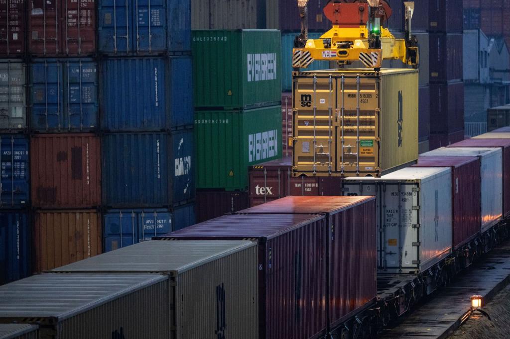 Weltweite Lieferketten sind empfindlich aufeinander abgestimmt. (Symbolbild) - Foto: Marijan Murat/dpa