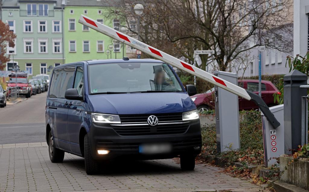 Nach einem rund einstündigen Haftprüfungstermin teilte die Staatsanwaltschaft mit, dass der Haftbefehl bestätigt wurde. - Foto: Bernd Wüstneck/dpa