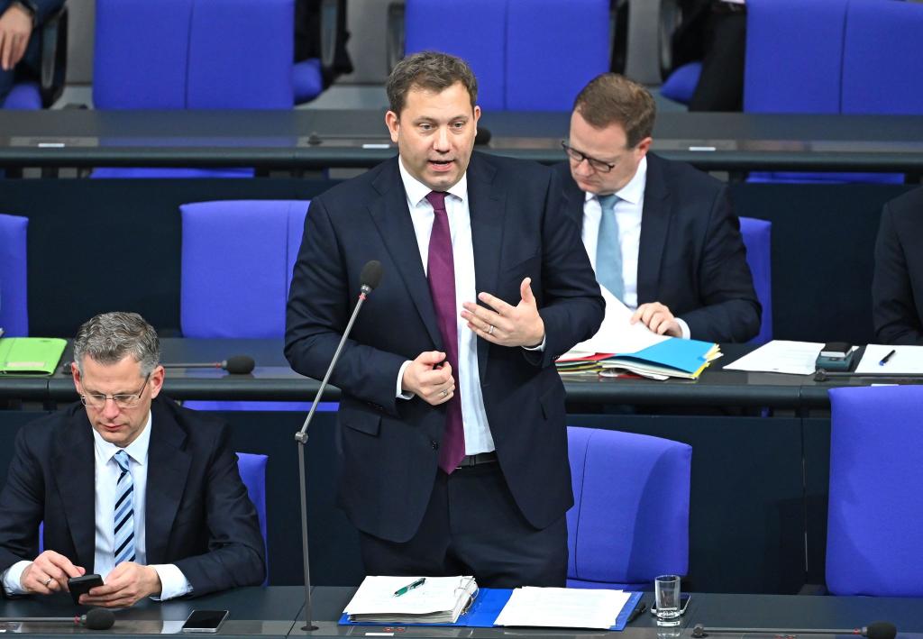 Bundesfinanzminister Lars Klingbeil (SPD) hat die Senkung der Stromsteuer für alle noch nicht komplett abgehakt. - Foto: Elisa Schu/dpa
