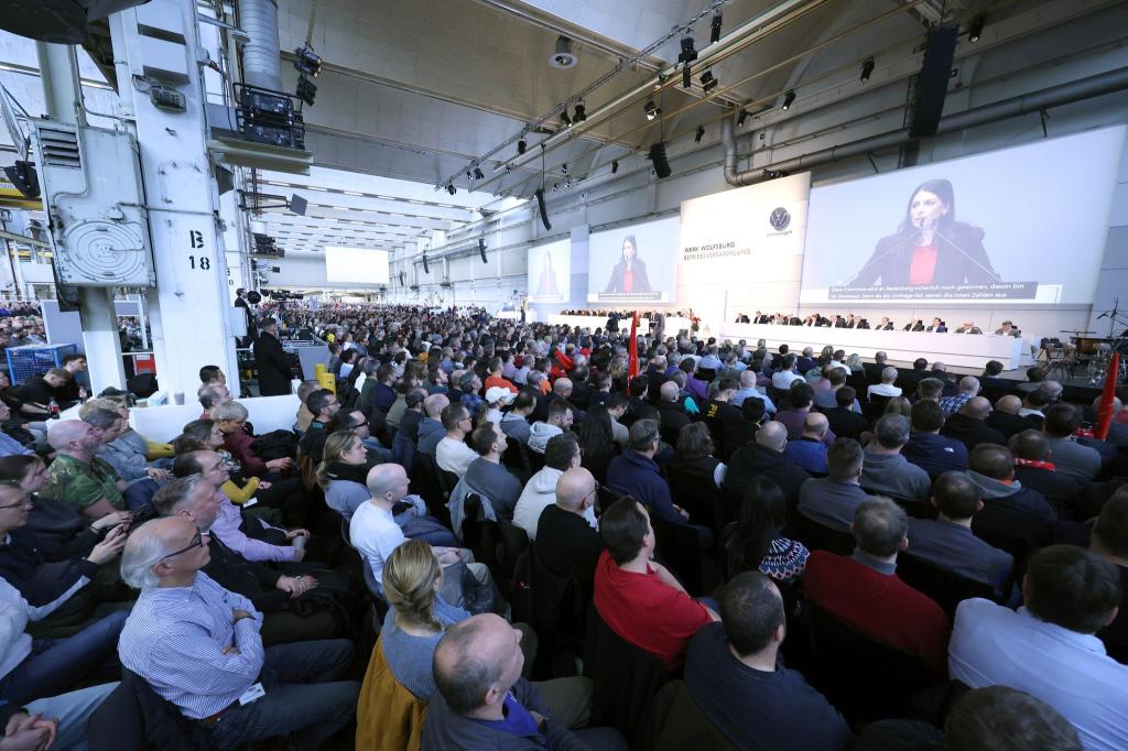 Die Betriebsratsvorsitzende Daniela Cavallo berichtete vor Tausenden Beschäftigten in Halle 11 über die Stimmung in der Belegschaft. - Foto: Kevin Nobs/VW-Betriebsrat/dpa