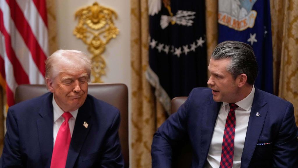 Wird Pentagon-Chef Hegseth zunehmend zur innenpolitischen Belastung für Präsident Trump? (Archivbild) - Foto: Julia Demaree Nikhinson/AP/dpa