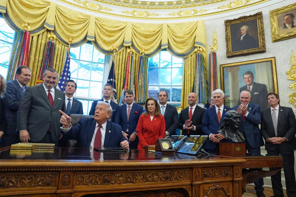 US-Präsident Donald Trump hält nichts von den Kraftstoffverbrauchsvorgaben seines Vorgängers Joe Biden. - Foto: Evan Vucci/AP/dpa