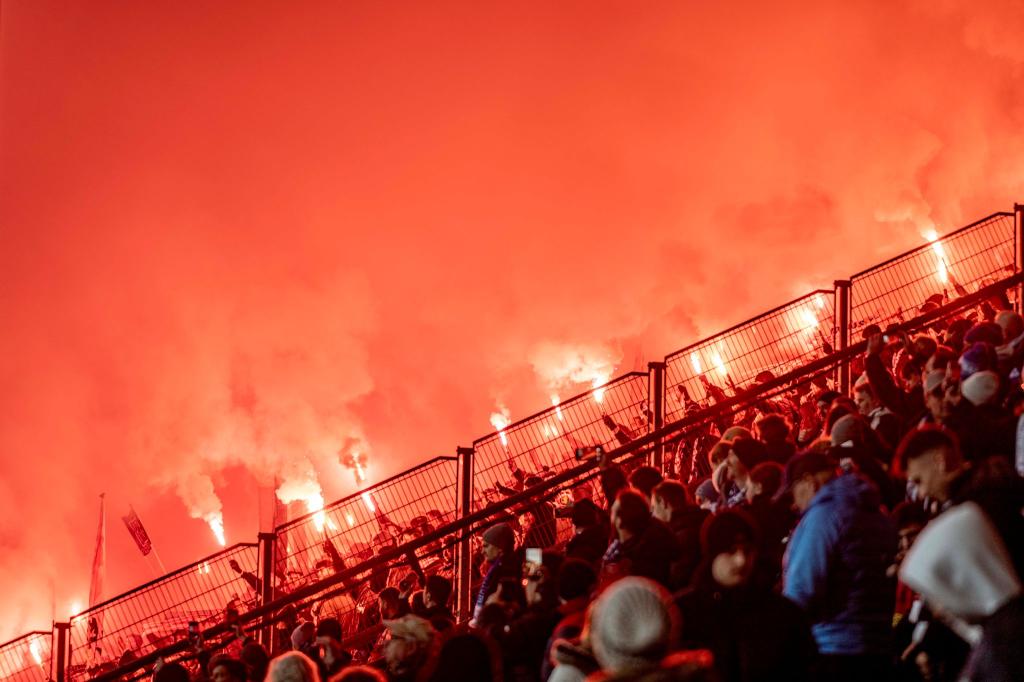 Stuttgarts Fans zünden Pyrotechnik beim DFB-Pokal-Spiel gegen den VfL Bochum. - Foto: David Inderlied/dpa