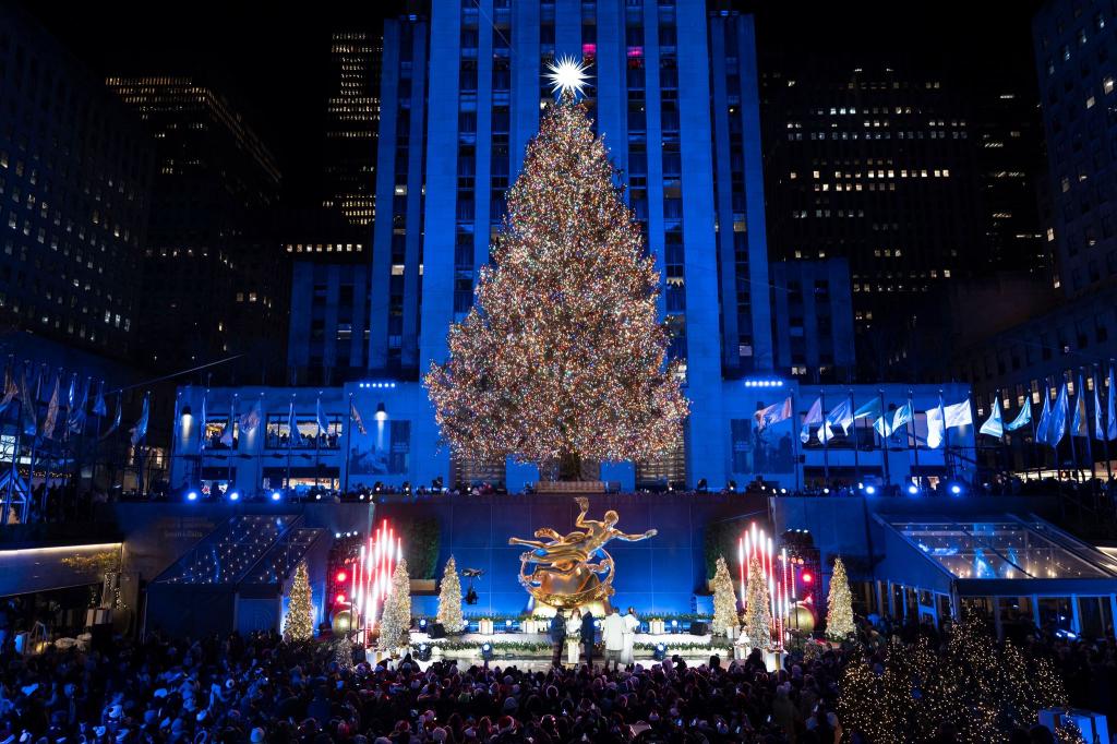 Der hell erleuchtete Weihnachtsbaum am Rockefeller Center gehört fest zum traditionellen Weihnachtsprogramm der Millionenmetropole New York. - Foto: Yuki Iwamura/AP/dpa