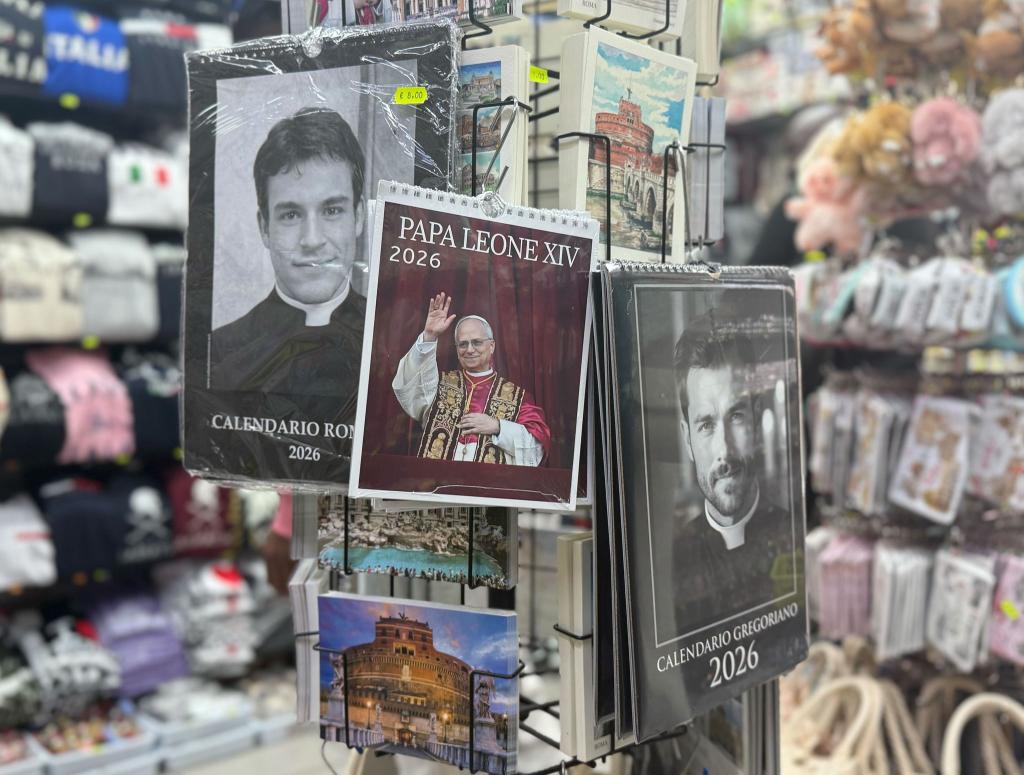 Rund um den Petersdom werden Kalender von Papst Leo XIV. sowie echten und falschen Priestern verkauft. - Foto: Christoph Sator/dpa