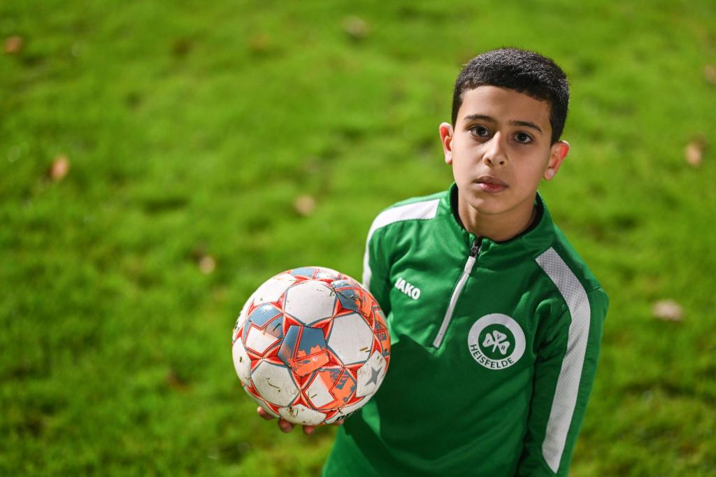 Der neunjährige Fußballer Wasen Al-Ali auf dem Sportplatz in Heisfelde. - Foto: Lars Penning/dpa