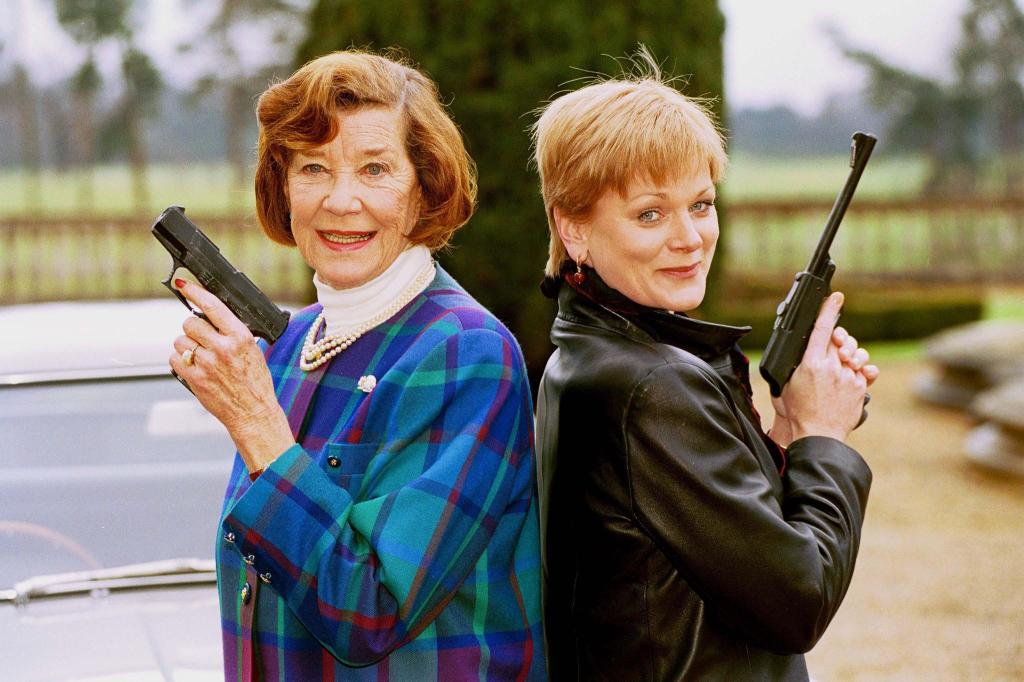 Lois Maxwell (l) und Samantha Bond haben beide «Miss Moneypenny» gespielt. (Archivbild) - Foto: Richard Chambury/Globe Photos via ZUMA Wire/dpa