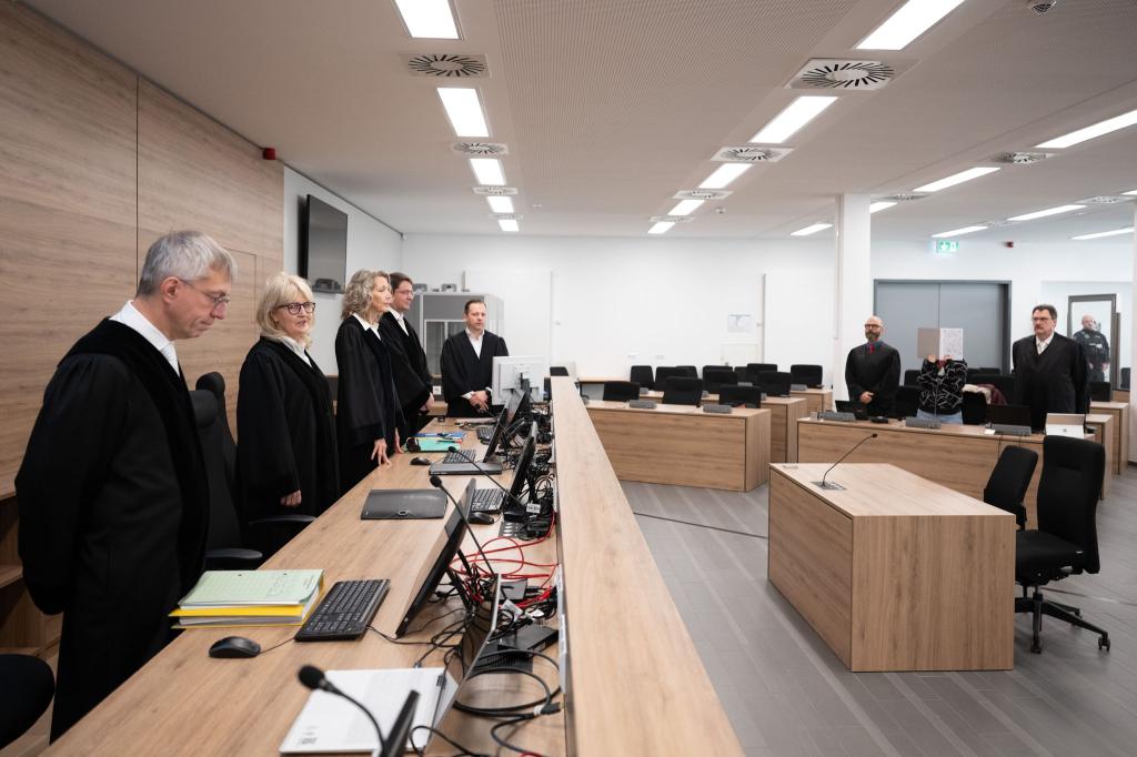 Emotionale Szenen im Prozess gegen mutmaßliche NSU-Unterstützerin. - Foto: Sebastian Kahnert/dpa POOL/dpa