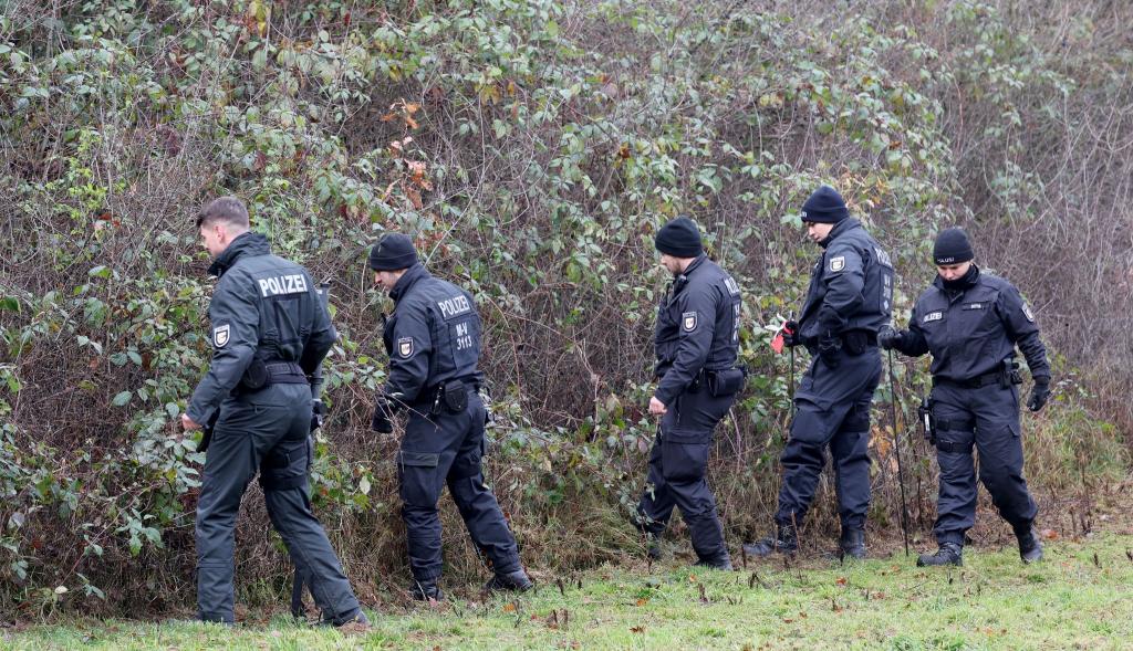 Die Ermittlungen im Fall des getöteten achtjährigen Fabian führen Polizisten zurück in das Gebiet des Fundortes. - Foto: Bernd Wüstneck/dpa