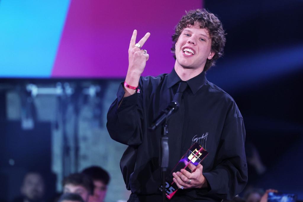 Er glaubt es selbst kaum: Sänger Zartmann hat gleich zwei Kronen gewonnen. - Foto: Friso Gentsch/dpa