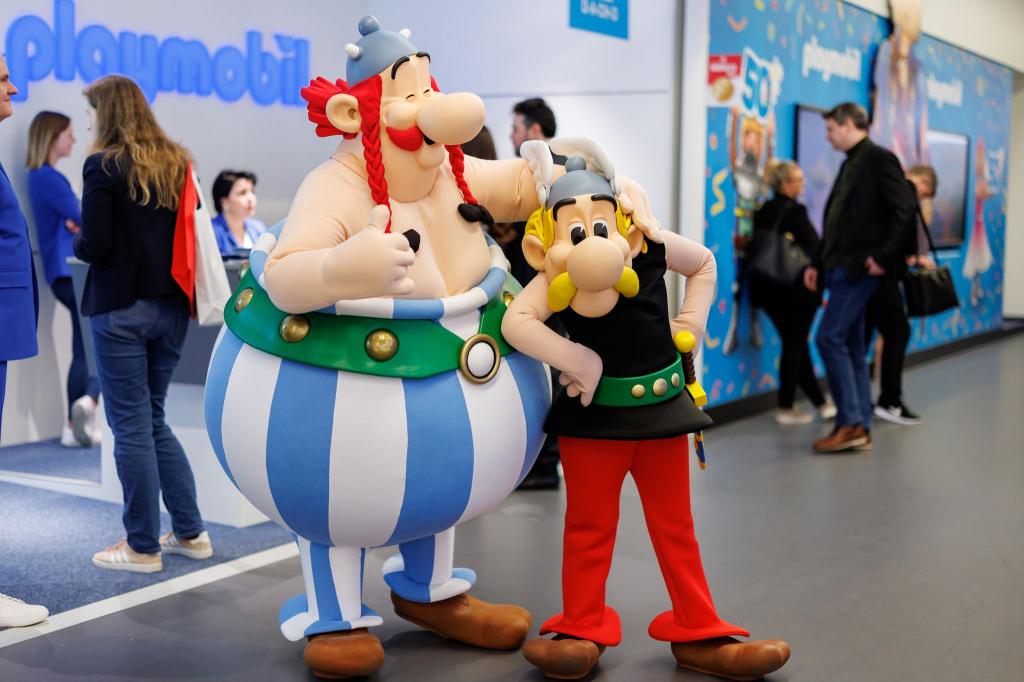 Der große Gallier Obelix ist neben seinem besten Freund Asterix eine der Hauptfiguren des Kult-Comics, den René Goscinny und Albert Uderzo 1959 gemeinsam geschaffen hatten. (Archivbild) - Foto: Daniel Karmann/dpa