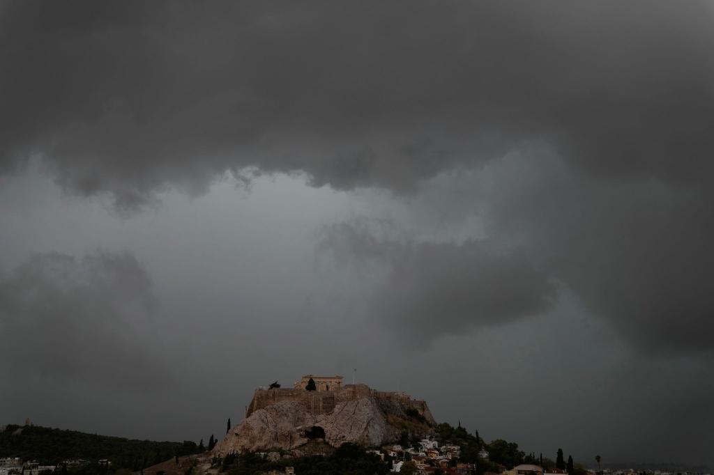 Griechenland hat mit starkem Wind und Regen zu kämpfen. (Archivbild) - Foto: Thanassis Stavrakis/AP/dpa