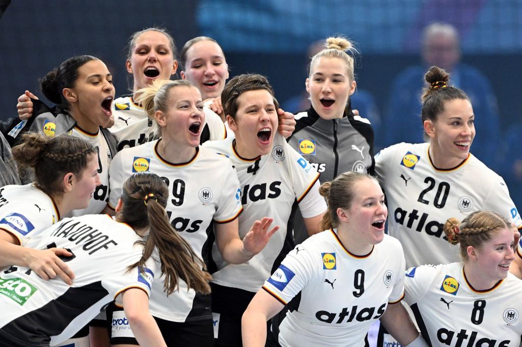 Der Medaillen-Traum lebt: Das DHB-Team steht im Viertelfinale. - Foto: Federico Gambarini/dpa