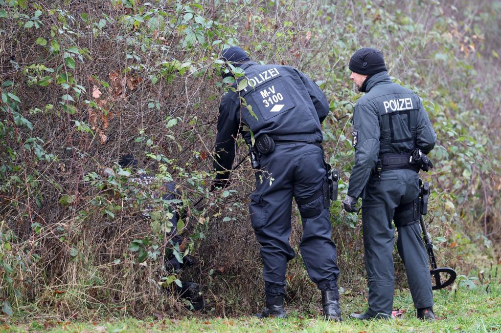 Nach Auskunft von Staatsanwaltschaft und Polizeipräsidium Rostock waren rund 20 Beamte im Einsatz. - Foto: Bernd Wüstneck/dpa