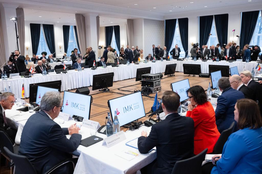 Auf der Innenministerkonferenz in Bremen haben die Innenminister über zahlreiche Themen diskutiert - unter anderem über Drohnenabwehr. - Foto: Sina Schuldt/dpa