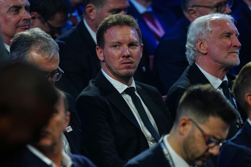 Julian Nagelsmann verfolgt die Auslosung an der Seite von Rudi Völler. - Foto: Jia Haocheng/POOL Xinhua/AP/dpa