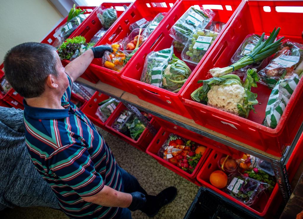  Vielen Tafeln fehlen immer noch dringend Helferinnen und Helfer. (Archivbild) - Foto: Jens Büttner/dpa