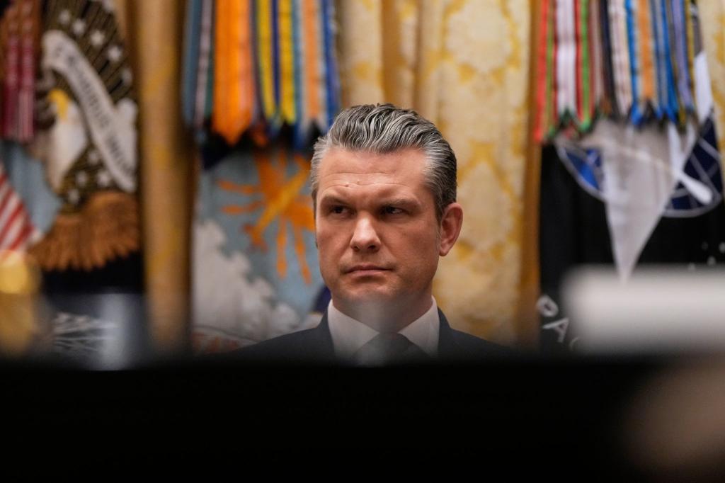 Steht wegen verschiedener Angelegenheiten in der Kritik - Pentagon-Chef Hegseth. (Archivbild) - Foto: Julia Demaree Nikhinson/AP/dpa