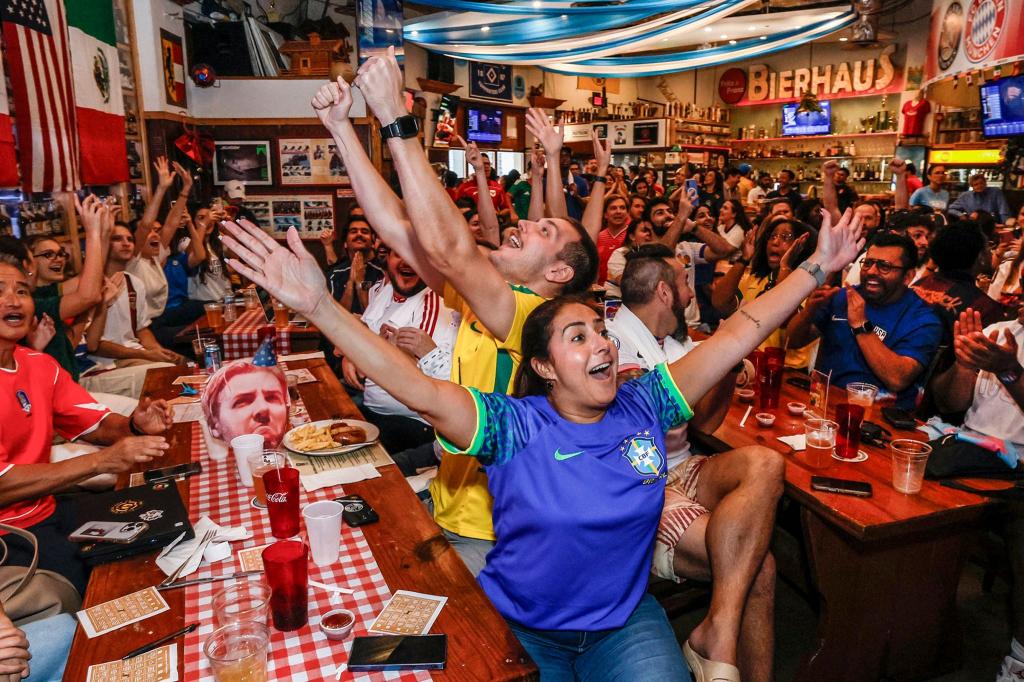 Fußballfans reagieren auf die Auslosung der FIFA Fußball-Weltmeisterschaft. - Foto: Al Diaz/TNS via ZUMA Press Wire/dpa
