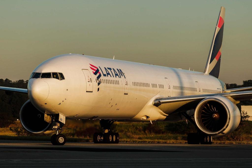 Verletzt wurde bei dem Vorfall niemand, teilte die Fluggesellschaft LATAM mit. (Archivbild) - Foto: Fepesil/TheNEWS2 via ZUMA Wire/dpa